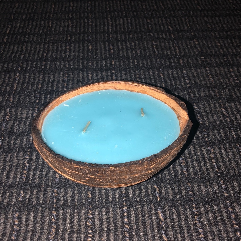 🚚 Koppe’s Koronuts Handmade Coconut Shell Vanilla Candle